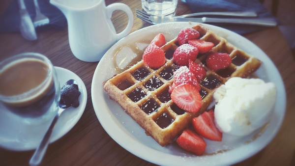 WAFFEL MIT ERDBEEREN