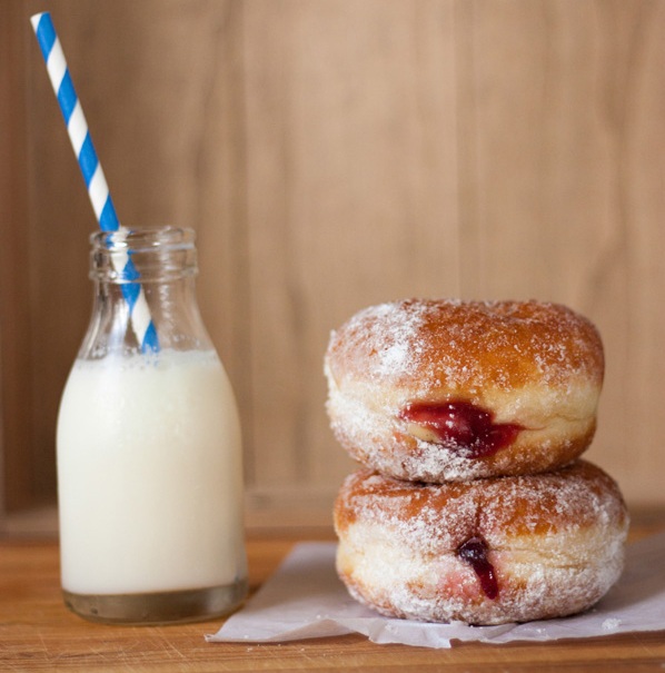 DOUGHNUTS FYLDT MED MARMELADE