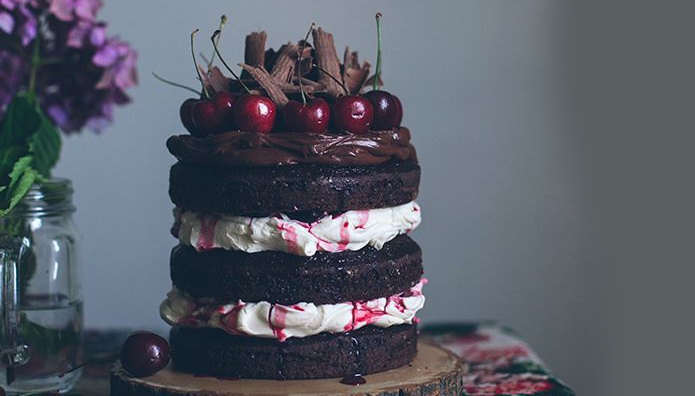 ŠOKOLADINIS TORTAS SU TREŠNĖMIS